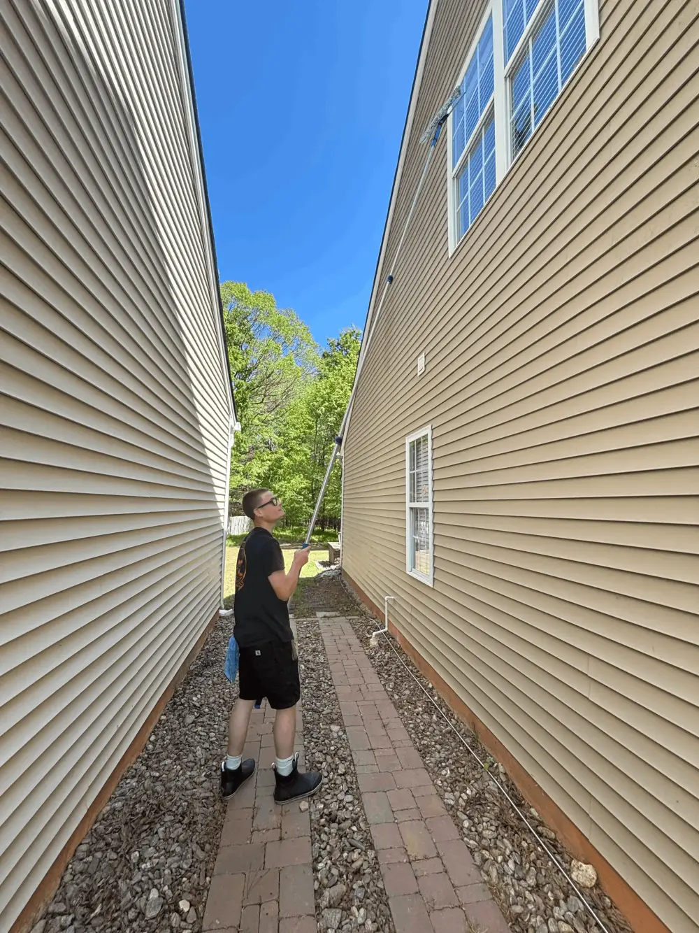 Side-yard access for upper siding cleaning